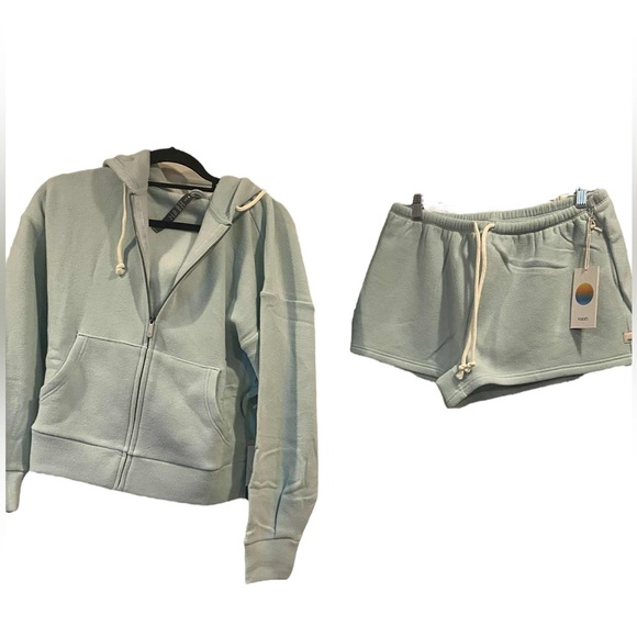 NWT Vuori Shorts set SPEARMINT Size: M - Picture 1 of 6
